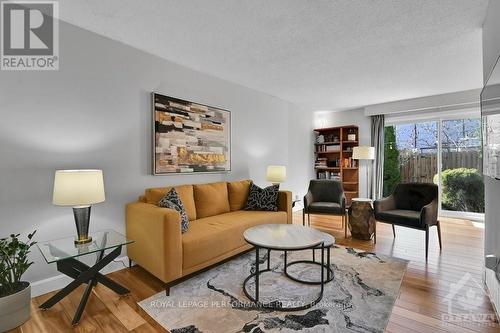 1082 Millwood Court, Ottawa, ON - Indoor Photo Showing Living Room