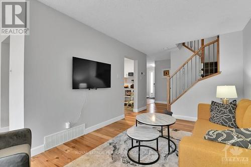 1082 Millwood Court, Ottawa, ON - Indoor Photo Showing Living Room