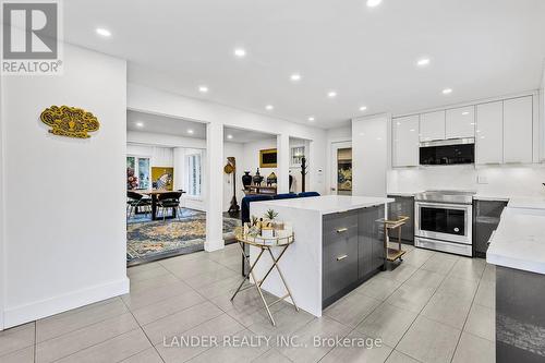 19661 Kennedy Road, East Gwillimbury, ON - Indoor Photo Showing Kitchen