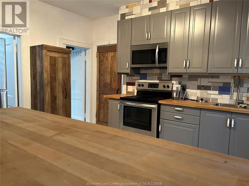 1079 Hall Avenue, Windsor, ON - Indoor Photo Showing Kitchen