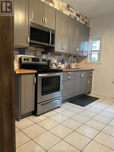 1079 Hall Avenue, Windsor, ON - Indoor Photo Showing Kitchen