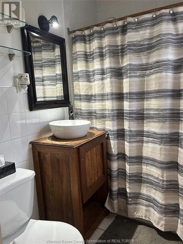 1079 Hall Avenue, Windsor, ON - Indoor Photo Showing Bathroom