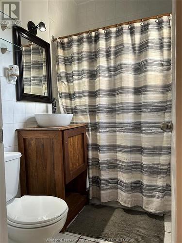 1079 Hall Avenue, Windsor, ON - Indoor Photo Showing Bathroom