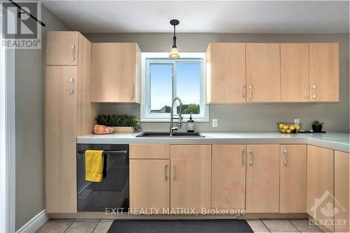 6 Telegraph Avenue, Alfred And Plantagenet, ON - Indoor Photo Showing Kitchen With Double Sink