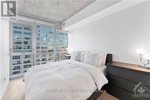 1910 - 324 Laurier Avenue W, Ottawa, ON - Indoor Photo Showing Bedroom