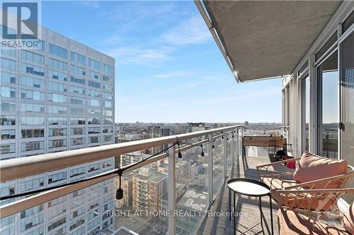 1910 - 324 Laurier Avenue W, Ottawa, ON - Outdoor