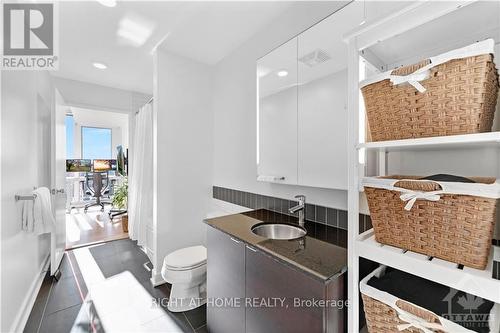 1910 - 324 Laurier Avenue W, Ottawa, ON - Indoor Photo Showing Bathroom