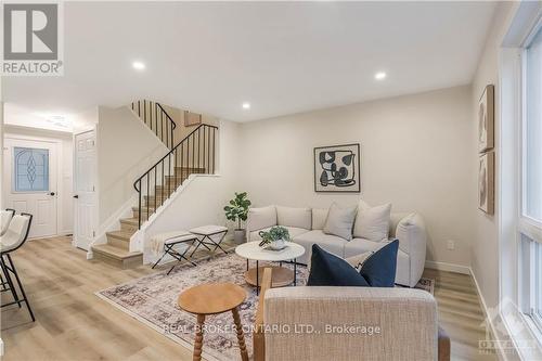 272 Cote Royale Crescent, Ottawa, ON - Indoor Photo Showing Living Room