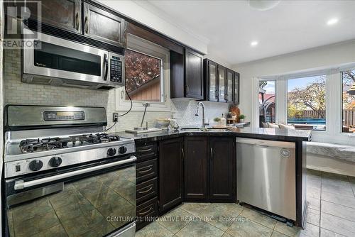 3061 Ilomar Court, Mississauga, ON - Indoor Photo Showing Kitchen With Stainless Steel Kitchen