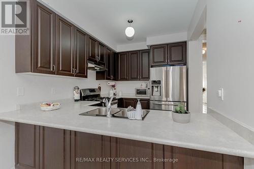 20 Blackberry Valley Crescent, Caledon, ON - Indoor Photo Showing Kitchen With Double Sink