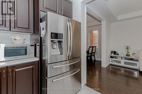 20 Blackberry Valley Crescent, Caledon, ON - Indoor Photo Showing Kitchen