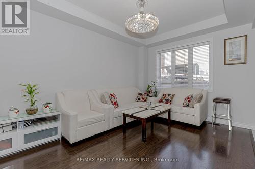 20 Blackberry Valley Crescent, Caledon, ON - Indoor Photo Showing Living Room