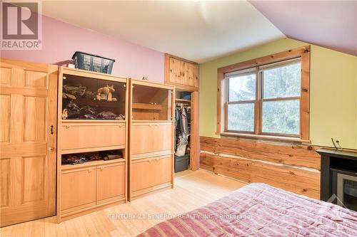 2253 South Lavant Road, Lanark Highlands, ON - Indoor Photo Showing Bedroom