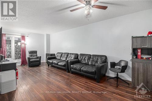 1434 Caravel Crescent, Ottawa, ON - Indoor Photo Showing Living Room