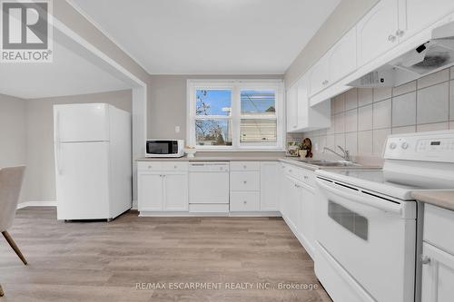 14 Walter Avenue S, Hamilton, ON - Indoor Photo Showing Kitchen