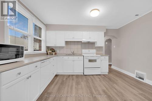 14 Walter Avenue S, Hamilton, ON - Indoor Photo Showing Kitchen