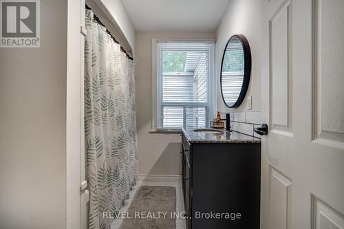 44 Steven Street, Hamilton, ON - Indoor Photo Showing Bathroom