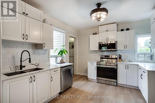 44 Steven Street, Hamilton, ON - Indoor Photo Showing Kitchen With Double Sink With Upgraded Kitchen