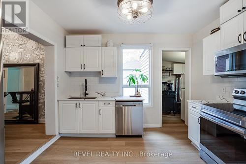 44 Steven Street, Hamilton, ON - Indoor Photo Showing Kitchen With Upgraded Kitchen