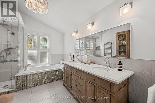 185 Central Drive, Hamilton, ON - Indoor Photo Showing Bathroom