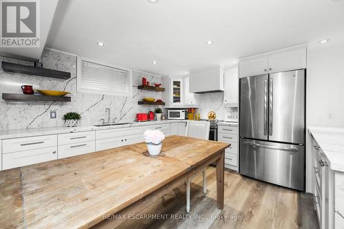 185 Central Drive, Hamilton, ON - Indoor Photo Showing Kitchen With Upgraded Kitchen