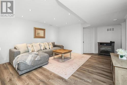 185 Central Drive, Hamilton, ON - Indoor Photo Showing Living Room