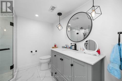 185 Central Drive, Hamilton, ON - Indoor Photo Showing Bathroom