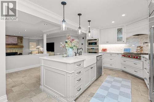 185 Central Drive, Hamilton, ON - Indoor Photo Showing Kitchen With Upgraded Kitchen