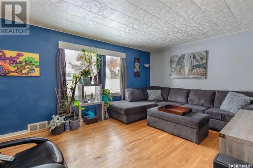 1147 4Th Avenue Ne, Moose Jaw, SK - Indoor Photo Showing Living Room