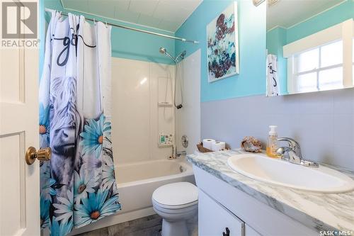 1147 4Th Avenue Ne, Moose Jaw, SK - Indoor Photo Showing Bathroom