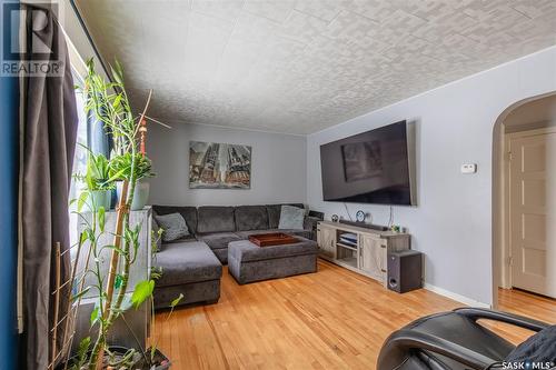 1147 4Th Avenue Ne, Moose Jaw, SK - Indoor Photo Showing Living Room