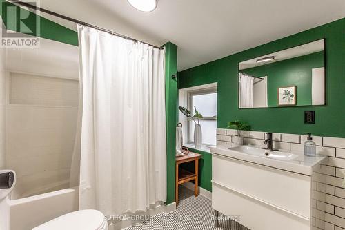 28 Napier Street, London, ON - Indoor Photo Showing Bathroom