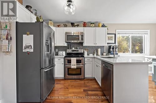 7447 Monastery Drive, Niagara Falls (208 - Mt. Carmel), ON - Indoor Photo Showing Kitchen