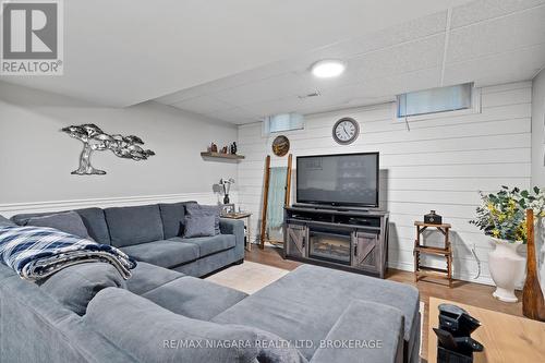 7447 Monastery Drive, Niagara Falls (208 - Mt. Carmel), ON - Indoor Photo Showing Living Room