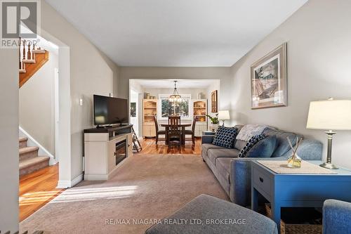 7447 Monastery Drive, Niagara Falls (208 - Mt. Carmel), ON - Indoor Photo Showing Living Room