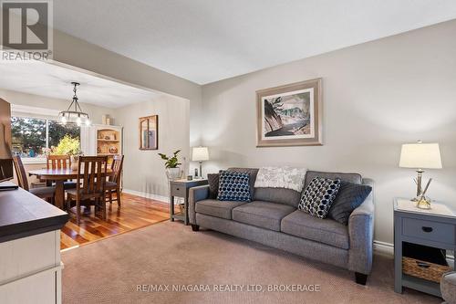 7447 Monastery Drive, Niagara Falls (208 - Mt. Carmel), ON - Indoor Photo Showing Living Room