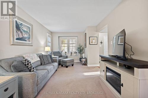 7447 Monastery Drive, Niagara Falls (208 - Mt. Carmel), ON - Indoor Photo Showing Living Room