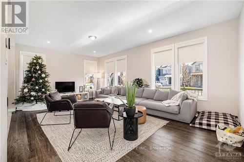 217 Cranesbill Road, Ottawa, ON - Indoor Photo Showing Living Room