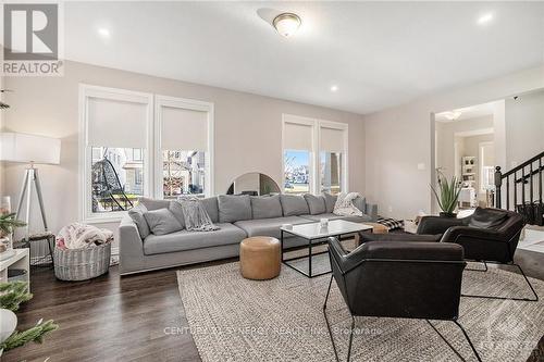 217 Cranesbill Road, Ottawa, ON - Indoor Photo Showing Living Room