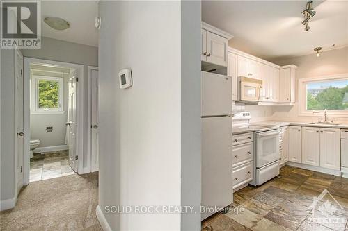 2 - 198 Woodroffe Avenue, Ottawa, ON - Indoor Photo Showing Kitchen