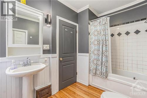 128 Flora Street, Ottawa Centre (4103 - Ottawa Centre), ON - Indoor Photo Showing Bathroom