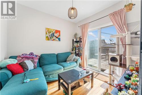 128 Flora Street, Ottawa Centre (4103 - Ottawa Centre), ON - Indoor Photo Showing Living Room