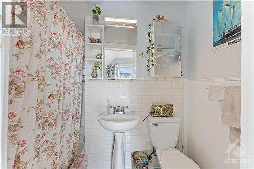 128 Flora Street, Ottawa Centre (4103 - Ottawa Centre), ON - Indoor Photo Showing Bathroom