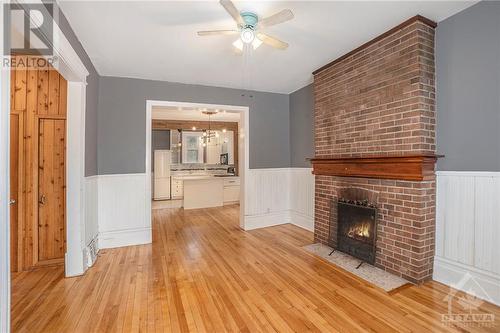 128 Flora Street, Ottawa Centre (4103 - Ottawa Centre), ON - Indoor Photo Showing Living Room With Fireplace