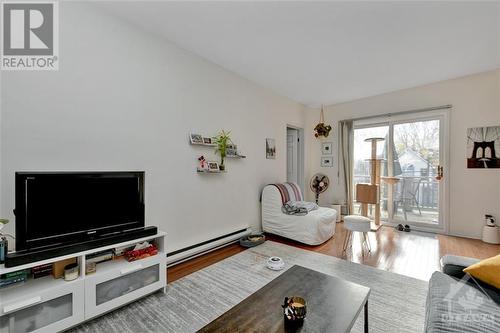 100 James Street, Ottawa Centre (4103 - Ottawa Centre), ON - Indoor Photo Showing Living Room