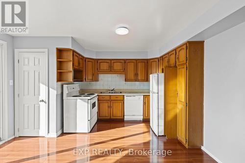 2 - 131 Lyons Avenue, Welland (773 - Lincoln/Crowland), ON - Indoor Photo Showing Kitchen With Double Sink