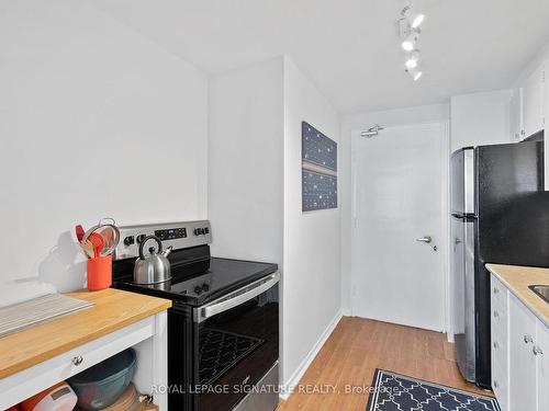 1104-581 Avenue Rd, Toronto, ON - Indoor Photo Showing Kitchen