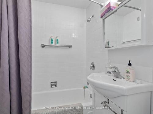 1104-581 Avenue Rd, Toronto, ON - Indoor Photo Showing Bathroom