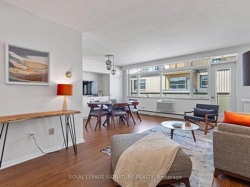 1104-581 Avenue Rd, Toronto, ON - Indoor Photo Showing Living Room