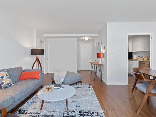 1104-581 Avenue Rd, Toronto, ON - Indoor Photo Showing Living Room